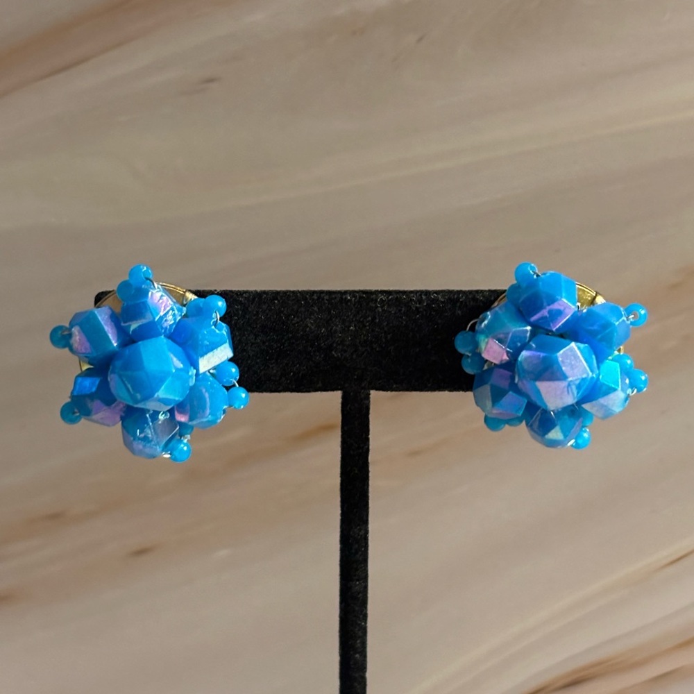 🌻Vintage Hong Kong AB Blue Cluster Beaded Clip Earrings 1”